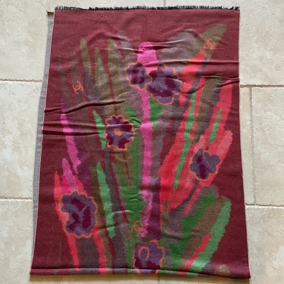 Cashmere wool blend multi colored floral motif scarf/shawl - Picture 9 of 13